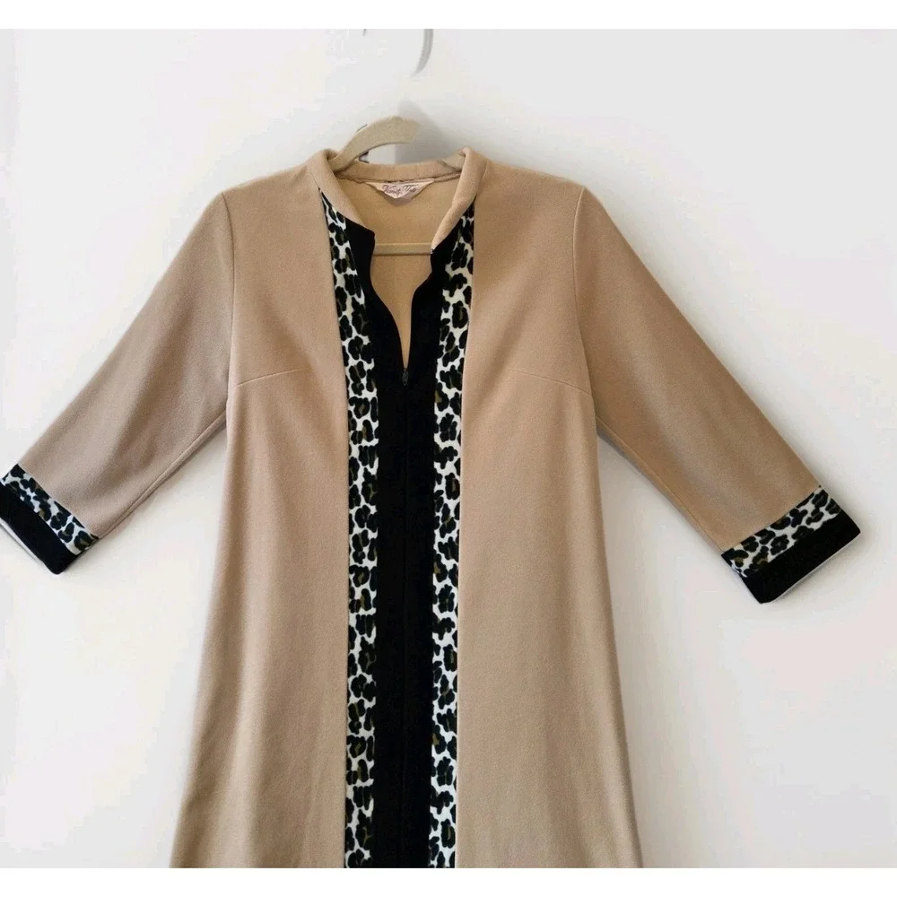 Vtg Vanity Fair Cheetah Print Fleece Robe Dressing Gown Size 8 Long Sleeve Beige